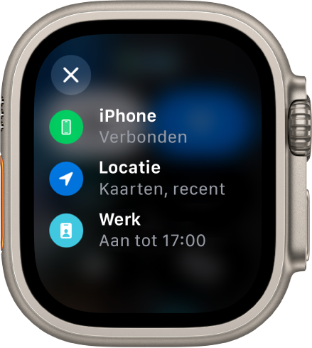 Statussen in het bedieningspaneel waarmee wordt aangegeven dat de iPhone is verbonden, dat de locatie onlangs is gebruikt door Kaarten en dat de focus 'Werk' is ingeschakeld tot 17:00 uur.