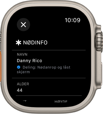 Nødinfo-skjermen på Apple Watch som viser brukerens navn og alder. Det vises et hakemerke under navnet, som indikerer at Nødinfo deles på låst skjerm. En Lukk-knapp vises øverst til venstre.