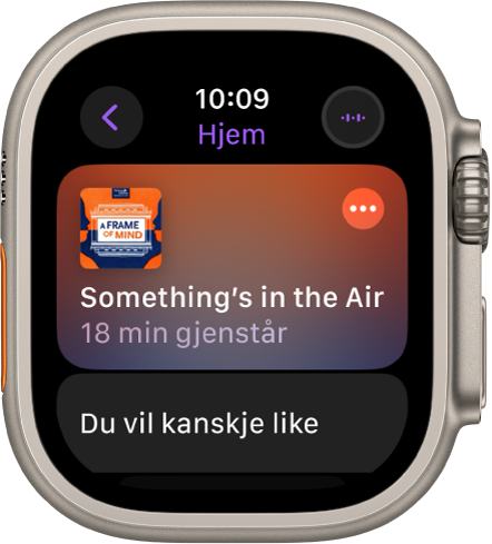 Podkaster-appen på Apple Watch som viser Hjem-skjermen med bilde av en podkast. Trykk på bildet for å spille episoden.