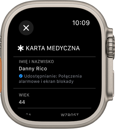 Ekran karty medycznej na Apple Watch, wyświetlający imię, nazwisko oraz wiek użytkownika. Poniżej nazwiska widoczna jest ikona zaznaczenia, która oznacza, że karta medyczna jest udostępniana na ekranie blokady. W lewym górnym rogu widoczny jest przycisk Zamknij.