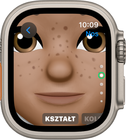Aplikacja Memoji na Apple Watch, wyświetlająca ekran edycji nosa. Widoczne jest zbliżenie na twarz, koncentrujące się na nosie. Na dole znajduje się etykieta Kształt.