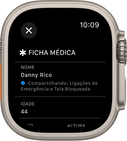 Tela da Ficha Médica no Apple Watch, mostrando o nome e a idade do usuário. Há uma marca de verificação abaixo do nome, indicando que a Ficha Médica está sendo compartilhada na tela bloqueada. O botão Fechar está na parte superior esquerda.