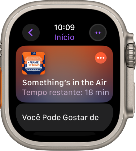 App Podcasts no Apple Watch mostrando a tela Início, com a capa de um podcast. Toque na capa para reproduzir um episódio.