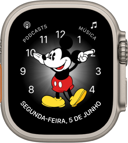 Mostrador Mickey Mouse, onde várias complicações podem ser adicionadas. Ele mostra três complicações: Podcasts na parte superior esquerda, Música na parte superior direita e Data na parte inferior.