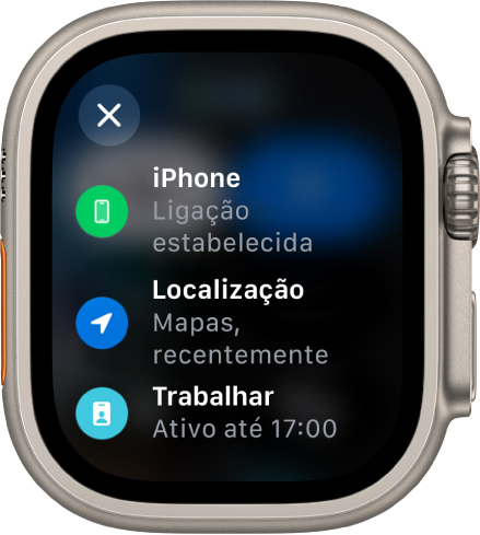 Estado da central de controlo a mostrar o iPhone ligado, a localização a ser usada pela aplicação Mapas e o modo de concentração “Trabalhar” ativado até às 17:00.