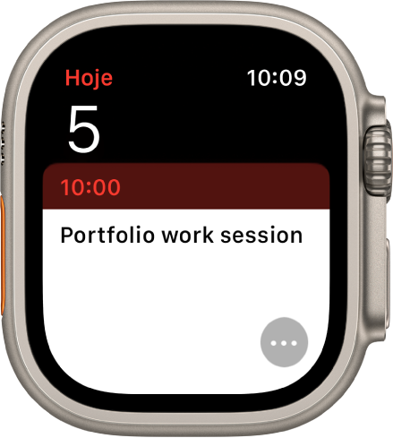 Ecrã do Calendário a mostrar um evento, com data, hora e título. O botão “Mais” encontra-se na parte inferior direita.
