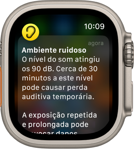 Apple Watch, com uma notificação de ruído. O ícone da aplicação associada à notificação aparece na parte superior esquerda. Pode tocar nele para abrir a aplicação.