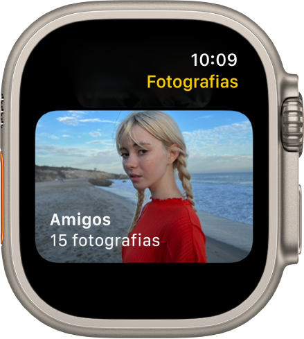 A aplicação Fotografias no Apple Watch, com um álbum chamado “Amigos”