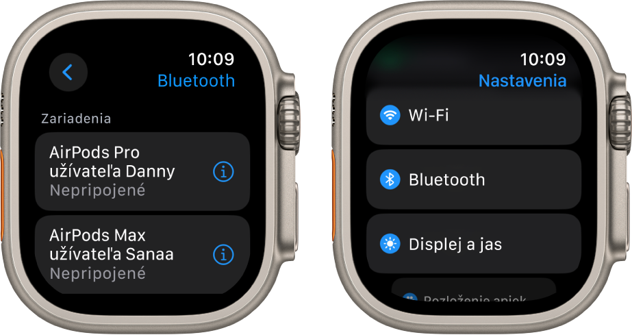 Dve obrazovky vedľa seba. Vľavo je obrazovka, na ktorej sú vypísané dve dostupné Bluetooth zariadenia: AirPody Pro a AirPody Max. Ani jedny z nich nie sú pripojené. Napravo je obrazovka Nastavenia so zoznamom tlačidiel Wi‑Fi, Bluetooth a Displej a jas.