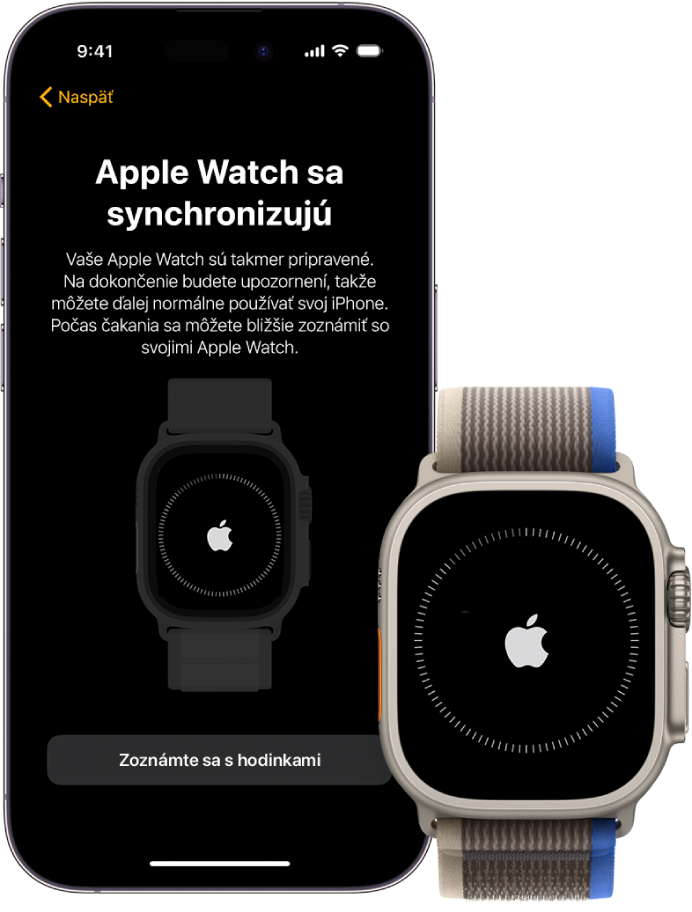 iPhone a hodinky Apple Watch Ultra položené vedľa seba. Na obrazovke iPhonu sa zobrazuje hlásenie „Apple Watch sa synchronizujú“. Na hodinkách Apple Watch Ultra sa zobrazuje priebeh synchronizácie.