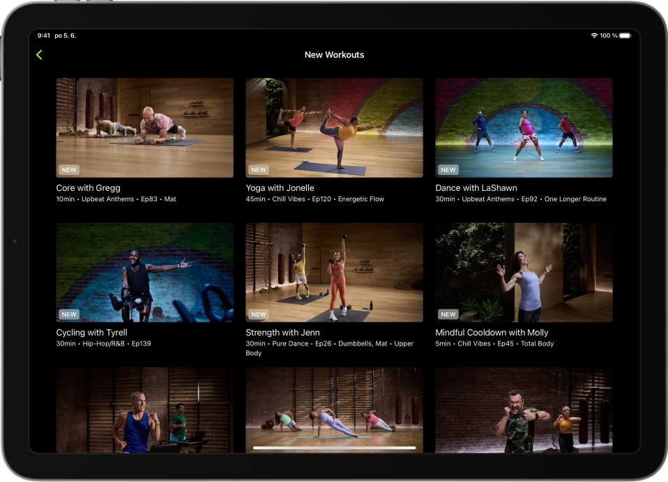 iPad, na ktorom sú zobrazené tréningy v službe Fitness+ v kategórii New Workouts (Nové tréningy).