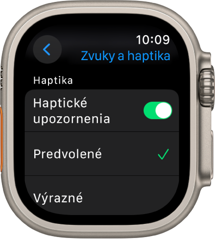 Nastavenia Zvuky a haptika na hodinkách Apple Watch s prepínačom Haptické upozornenia a možnosťami Predvolene a Výrazné pod nim.