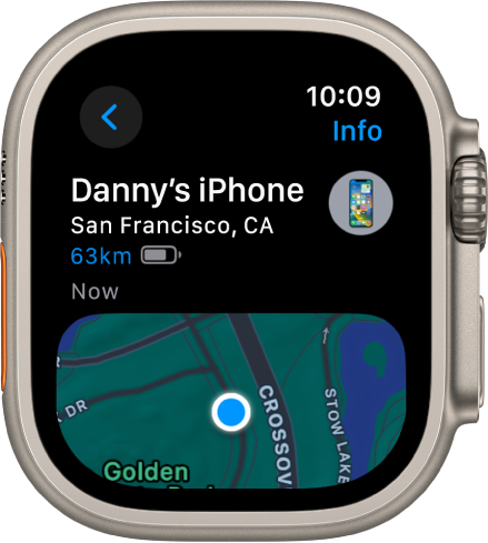 Aplikacija Find My Devices (Poišči moje naprave), ki prikazuje lokacijo iPhona. Ime naprave je na vrhu, spodaj pa lokacija, razdalja, trenutna napolnjenost baterije in čas zadnjega odziva naprave. Spodnja polovica zaslona prikazuje zemljevid s piko, ki označuje približno lokacijo naprave. V zgornjem levem kotu je prikazan gumb Back (Nazaj).