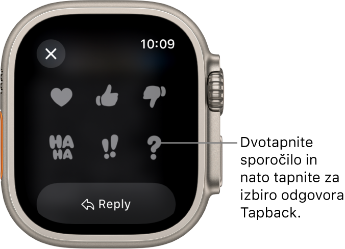 Pogovor v aplikaciji Messages (Sporočila) z možnostmi funkcije Tapback: »srce«, »všeček«, »ni mi všeč«, »ha ha«, »!!« in »?«. Spodaj je gumb Reply (Odgovor).