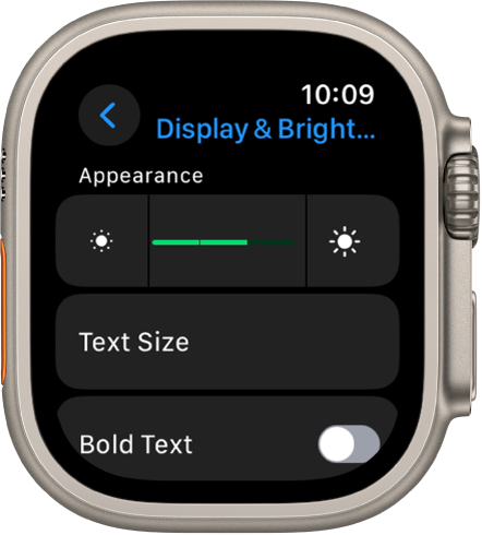 Nastavitve Brightness & Display (Zaslon in osvetlitev) v uri Apple Watch z drsnikom za svetlost na vrhu, spodaj je prikazan gumb Text Size (Velikost besedila).