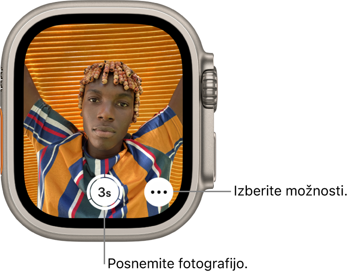Če uro Apple Watch uporabljate kot daljinski upravljalnik kamere, je na njenem zaslonu prikazan pogled iz kamere v napravi iPhone. Gumb Take Picture (Fotografiraj) je spodaj na sredini, gumb More Options (Več možnosti) pa je na njegovi desni. Potem ko posnamete fotografijo, je gumb Photo Viewer (Pregledovalnik fotografij) spodaj levo.