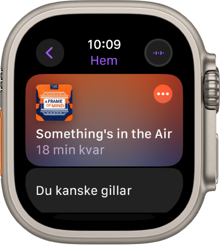Appen Podcaster på Apple Watch visar skärmen Hem med poddbildmaterial. Tryck på bildmaterialet när du vill spela upp avsnittet.