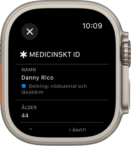 Skärmen för medicinskt ID på Apple Watch som visar användarens namn och ålder. En bockmarkering finns nedanför namnet, vilket visar att det medicinska ID:t delas på låsskärmen. En stängningsknapp finns överst till vänster.