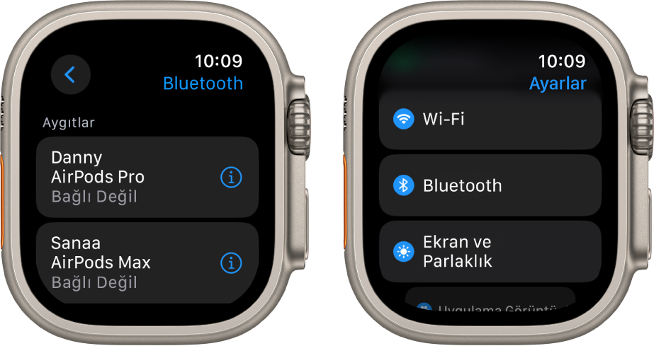 Yan yana iki ekran. Sol tarafta, kullanılabilir iki Bluetooth aygıtını listeleyen bir ekran bulunur: AirPods Pro ve AirPods Max, ikisi de bağlı değil. Sağ taraftaki Ayarlar ekranında Wi-Fi, Bluetooth, Ekran ve Parlaklık düğmeleri liste hâlinde gösteriliyor.