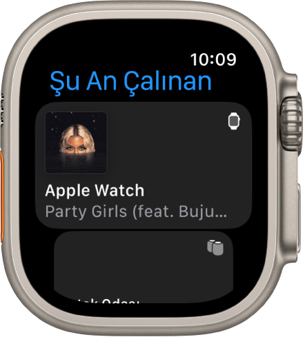 Şu An Çalınan uygulaması aygıt listesini gösteriyor. Apple Watch’ta çalan müzikler listenin en üstünde. Altta bir iPhone girişi var.