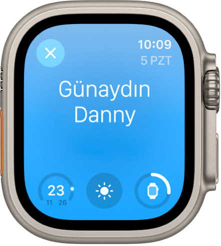 Uyanma ekranını gösteren Apple Watch. En üstte Günaydın sözcükleri görünüyor. Pil düzeyi altta.