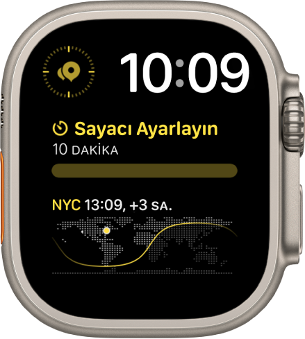 Sağ üstte dijital bir saat ve üç komplikasyon gösteren Modüler Düo saat kadranı: Sol üstte Pusula Ara Noktaları, ortada Sayaçlar ve en altta Dünya Saati.