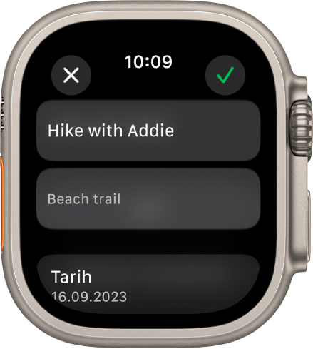 Apple Watch’taki Anımsatıcılar uygulamasında Düzen ekranı. Anımsatıcının adı, altında bir açıklama ile en üst tarafta. Altında, anımsatıcının görünmesi için zamanlanan tarih var. Onay İşareti düğmesi sağ üstte. Kapat düğmesi sol üstte.