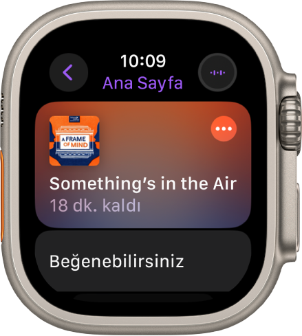 Apple Watch’taki Podcast’ler uygulaması, podcast resmini içeren Ana Ekran’ı gösteriyor. Bölümü oynatmak için resme dokunun.