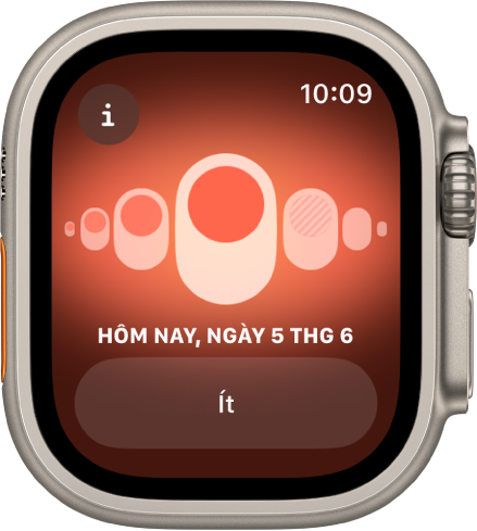 Apple Watch đang hiển thị màn hình Theo dõi chu kỳ.