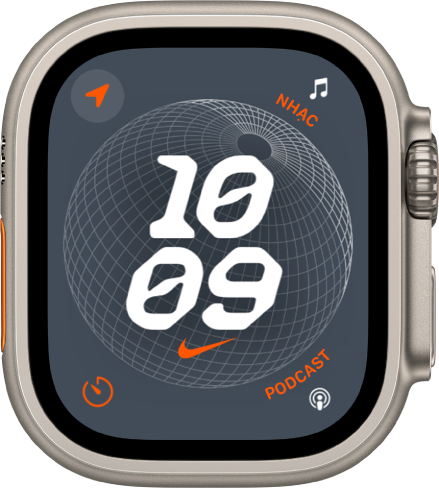 Mặt đồng hồ Nike Globe đang hiển thị một đồng hồ số ở giữa với bốn tổ hợp: La bàn ở trên cùng bên trái, Nhạc ở trên cùng bên phải, Hẹn giờ ở dưới cùng bên trái và Podcast ở dưới cùng bên phải.