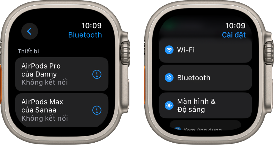 Hai màn hình cạnh nhau. Ở bên trái là một màn hình liệt kê hai thiết bị Bluetooth khả dụng: AirPods Pro và AirPods Max, không thiết bị nào được kết nối. Ở bên phải là màn hình Cài đặt, đang hiển thị các nút Wi-Fi, Bluetooth và Màn hình & Độ sáng trong một danh sách.