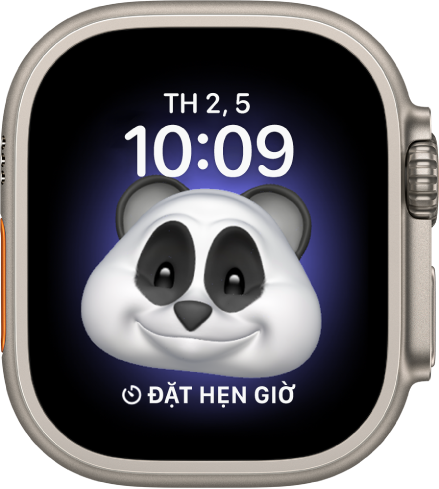 Mặt đồng hồ Memoji, là nơi bạn có thể điều chỉnh nhân vật Memoji và một tổ hợp ở dưới cùng. Chạm vào màn hình để tạo hiệu ứng cho Memoji. Ngày và giờ nằm ở trên cùng và tổ hợp Hẹn giờ ở dưới cùng.