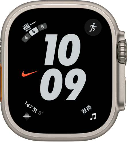 「Nike 混合型」錶面，其中間是以大型數字顯示的時間。共顯示四個複雜功能：「日曆」位於左上方、「體能訓練」位於右上方、「泊車位置」「高度」位於左下方，以及「音樂」位於右下方。