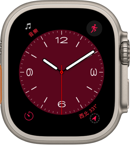 你可以在「大都會」錶面轉動數位錶冠來更改此類型的外觀。顯示四個複雜功能：「音樂」位於左上角、「體能訓練」位於右上角、「計時器」位於左下角，以及「指南針」位於右下角。