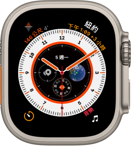 「尋路者」錶面在左上方顯示「高度」複雜功能，在右上方顯示「世界時鐘」，在左下方顯示「計時器」，在右下方顯示「音樂」。錶面中間附近有四個複雜功能——上方的「日期」、右側的「地球」、底部的「指南針」和左側的「指南針航點」。