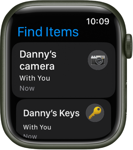 Приложението Find Items (Намери вещи), което показва, че устройства AirTag са прикачени към камера и носите връзка ключове с вас.