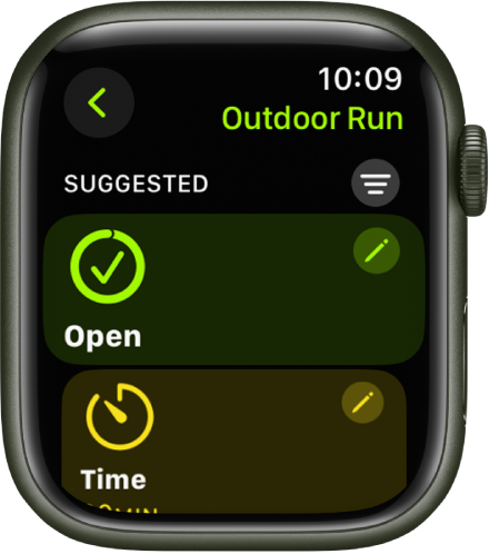 Приложението Workout (Тренировка), което показва екран за редактиране на тренировка Outdoor Run (Бягане на открито). Плочката Open е в центъра с бутон Edit (Редактиране) горе вдясно. Под него е част от Плочката Time (Време).