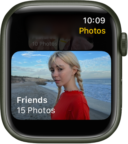 Приложението Photos (Снимки) на Apple Watch, показващо албум, наречен Friends (Приятели).