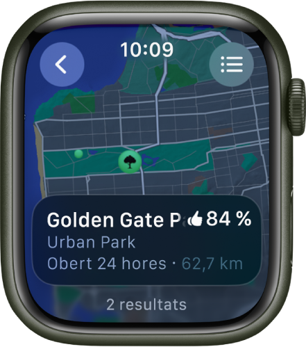 L’app Mapes mostra un mapa del Golden Gate Park de San Francisco, juntament amb una valoració del parc, l’horari d’obertura i la distància des de la teva ubicació actual. A la part superior dreta hi ha el botó Rutes. A la part superior esquerra hi ha el botó Enrere.