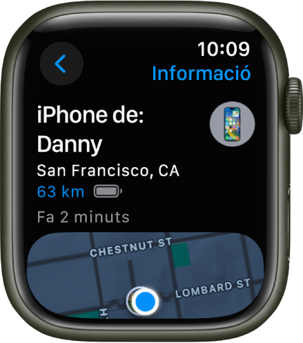 L’app Buscar Dispositius mostra la ubicació d’un iPhone. El nom del dispositiu apareix a la part superior i, a sota, la ubicació, la distància, la càrrega actual de la bateria i l’última vegada que ha respost el dispositiu. A la meitat inferior de la pantalla hi ha un mapa amb un punt que indica la ubicació aproximada del dispositiu. A la part superior esquerra hi ha el botó Enrere.