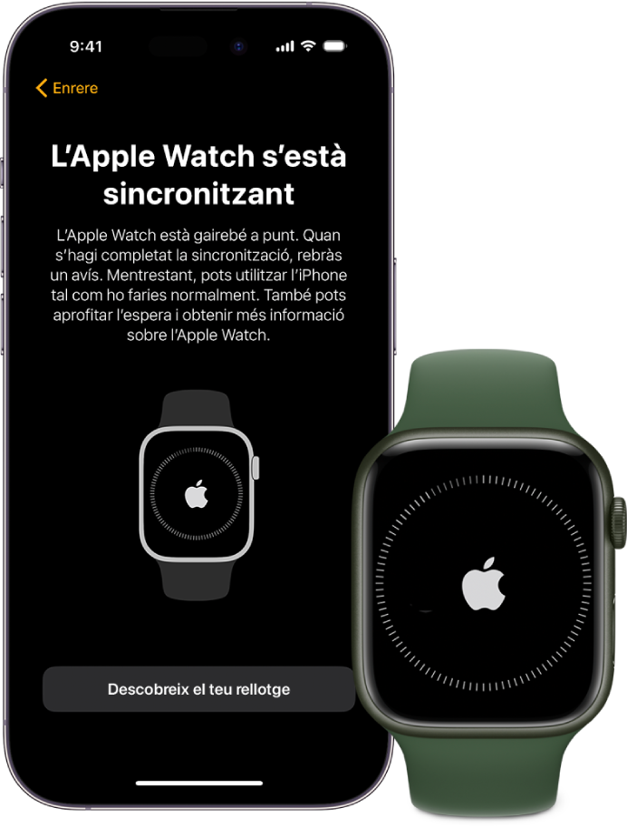 Un iPhone i un Apple Watch, un al costat de l’altre. La pantalla de l’iPhone mostra el text “L’Apple Watch s’està sincronitzant”. L’Apple Watch mostra el progrés mentre se sincronitza.