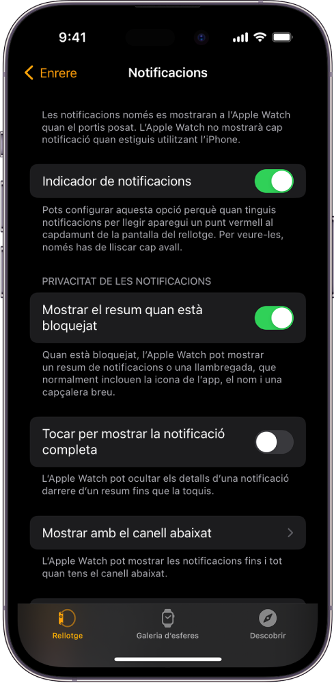La pantalla Notificacions a l’app Apple Watch de l’iPhone mostra fonts de notificacions.