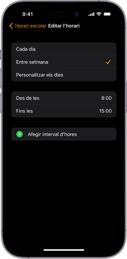 L’iPhone mostra la pantalla “Editar l’horari” del mode “Horari escolar”. Les opcions “Cada dia”, “Entre setmana” i “Personalitzar els dies” apareixen a dalt. L’opció “Entre setmana” està seleccionada. Les hores “Des de” i “Fins a” són al mig de la pantalla i “Afegir hora” és a la part inferior.
