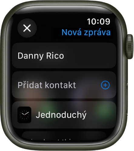 Obrazovka Apple Watch se zobrazeným ciferníkem, na němž je vidět sdílená zpráva a nahoře jméno adresáta. Níže je tlačítko Přidat kontakt a název ciferníku.