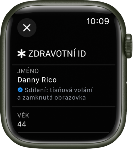 Obrazovka Zdravotní ID na hodinkách Apple Watch se jménem a věkem uživatele. Pod jménem je zaškrtávací znaménko označující, že je Zdravotní ID sdíleno na uzamčené obrazovce. Vlevo nahoře se nachází tlačítko Zavřít.