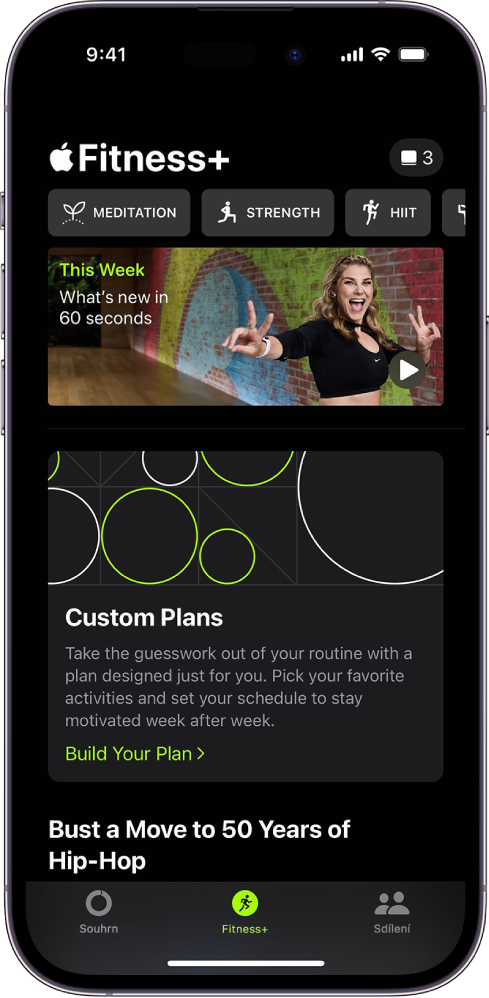 Obrazovka Apple Fitness+ zobrazující v horním řádku zleva doprava různé typy typy cvičení. Pod nimi se nachází oddíl This Week (Tento týden). Dole je vidět oblast Custom Plan (Osobní plán).