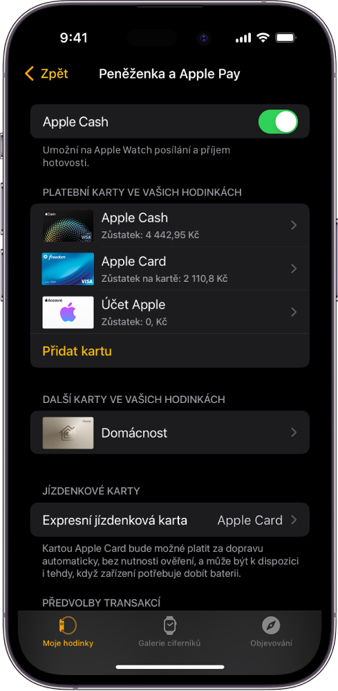 Obrazovka Peněženka a Apple Pay v aplikaci Apple Watch na iPhonu. Na obrazovce jsou vidět karty přidané do Apple Watch a karta, kterou jste vybrali k použití v expresním jízdenkovém režimu.