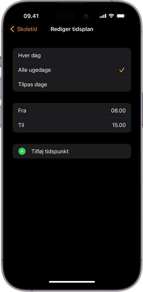 iPhone, som viser skærmen Rediger plan for Skoletid. Valgene Hver dag, Hver ugedag og Tilpas dage vises øverst, med Hver ugedag valgt. Fra- og Til-tidspunkter er i midten af skærmen, og knappen Tilføj tidspunkt er nederst.