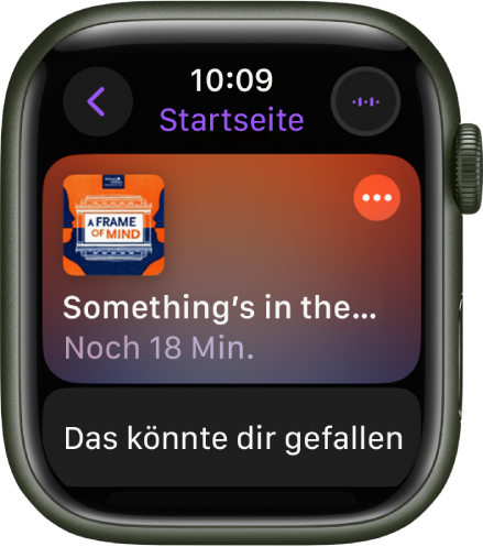 Die App „Podcasts“ auf der Apple Watch. Im Home-Bildschirm wird das Coverbild eines Podcasts angezeigt. Tippe auf das Coverbild, um die Folge wiederzugeben.