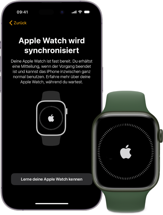 Ein iPhone neben einer Apple Watch. Auf dem iPhone wird „Apple Watch wird synchronisiert“ angezeigt. Auf der Apple Watch ist der Fortschritt der Synchronisierung zu sehen.